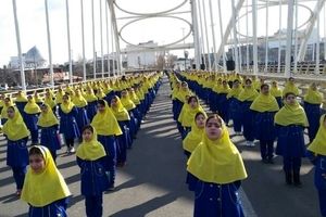 سرود هزار نفری دانش‌آموزان آملی برای حماسه ششم بهمن اجرا شد