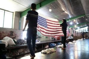 رونق تولید پرچم آمریکا و اسراییل در ایران (+عکس)