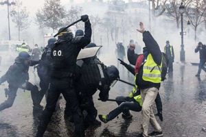 ضرب و شتم شدید آتش نشان های معترض در فرانسه + فیلم