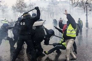 ضرب و شتم شدید آتش نشان های معترض در فرانسه + فیلم