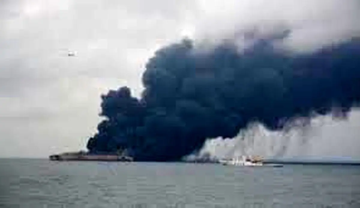 آتش گرفتن یک شناور در سواحل شارجه 