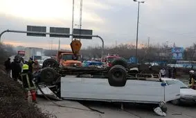 واژگونی مینی‌بوس در بزرگراه شهید چراغچی مشهد