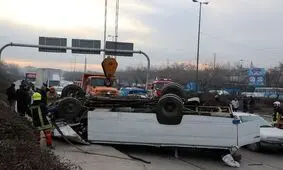 واژگونی مینی‌بوس در بزرگراه شهید چراغچی مشهد