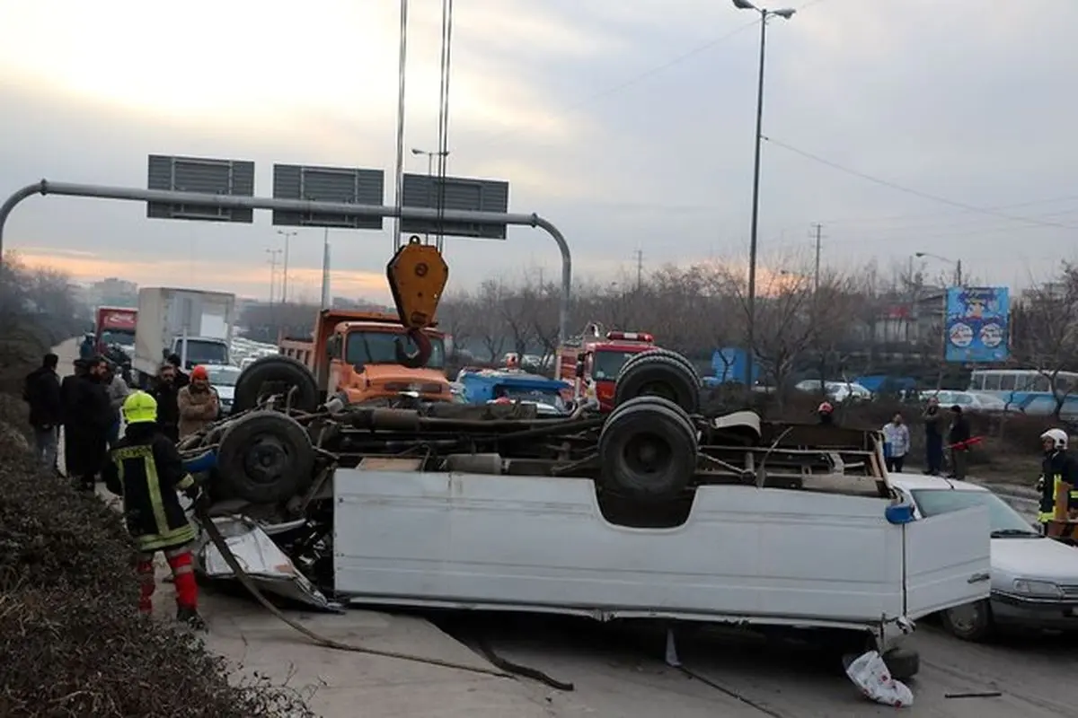 واژگونی مینی‌بوس در بزرگراه شهید چراغچی مشهد