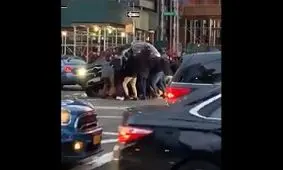 نجات زن گرفتار شده در زیر خودرو توسط شاهدان عینی