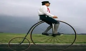 رکاب زدن دوچرخه عتیقه در هوای طوفانی در عکس روز نشنال جئوگرافیک