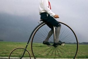 رکاب زدن دوچرخه عتیقه در هوای طوفانی در عکس روز نشنال جئوگرافیک