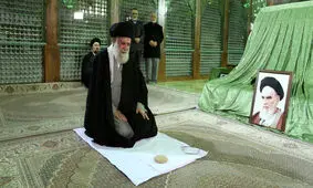 رهبر انقلاب اسلامی در مرقد امام خمینی(ره) وگلزار شهدا حضور یافتند