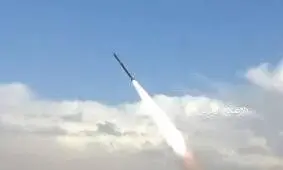 تصاویر پهپادی از اصابت دقیق موشک های یمن به اهداف تعیین شده در پادگان «ماس» استان مأرب / فیلم