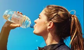 آیا نوشیدن آبی که یک شب در بطری مانده خطرناک است؟