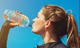 آیا نوشیدن آبی که یک شب در بطری مانده خطرناک است؟