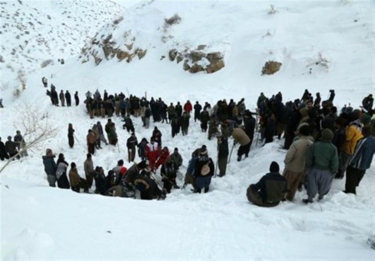 ۱۴ کولهبر گرفتار در برف و کولاک سقز نجات یافتند 