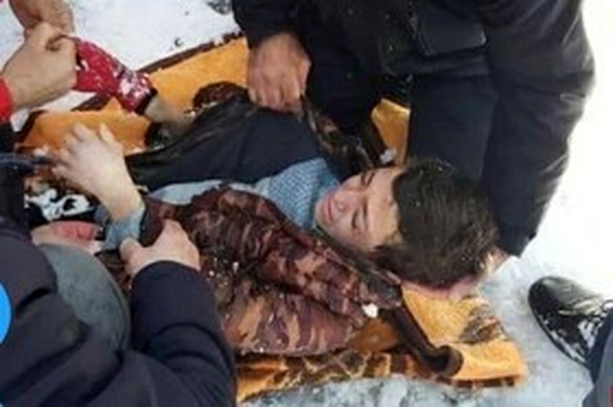 نجات پسر ۱۱ ساله از زیر بهمن در اسکو