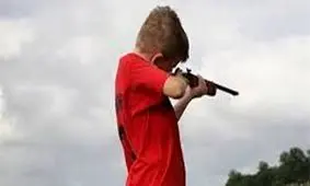 مرگ نوزاد با اسلحه شکاری توسط برادر ۱۲ ساله‌اش‌