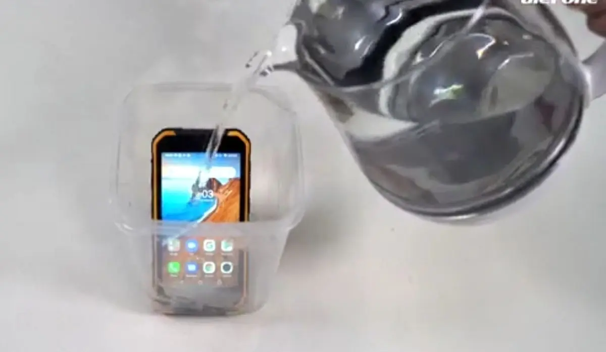 فیلم| موبایلی برای شرایط سخت/ تحمل آب داغ و دمای ۲۰- درجه