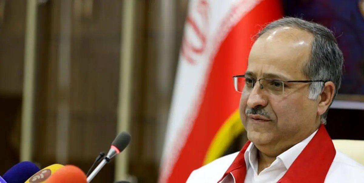 اقدام عجیب در مراسم دهه فجر/ دبیرکل هلال‌احمر: پرچم « من انقلابی‌ام» را پایین بکشید