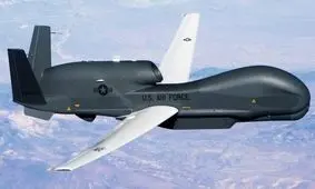 نمایش لاشه پهپاد پیشرفته آمریکا که از آبهای جنوب کشور خارج شده است / فیلم