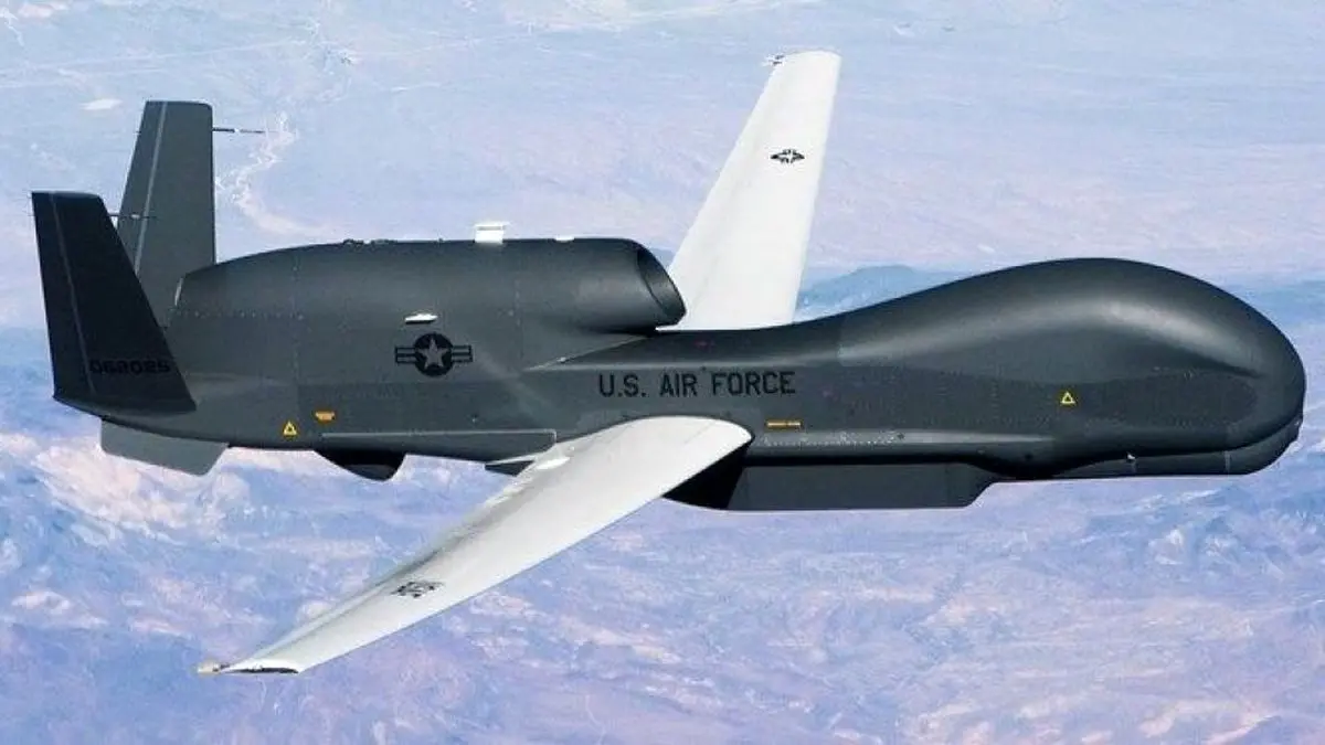 نمایش لاشه پهپاد پیشرفته آمریکا که از آبهای جنوب کشور خارج شده است / فیلم