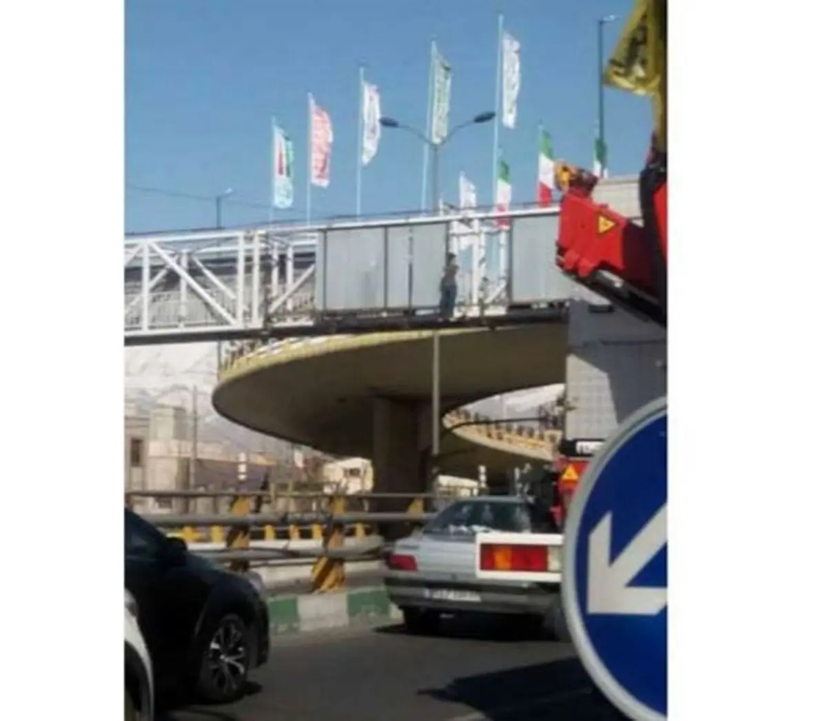 پسر جوان برای خودکشی خیابان آزادی را به هم ریخت