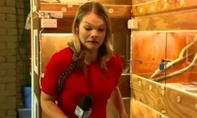 حمله ناگهانی مار به میکروفن خبرنگار + فیلم