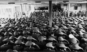 فیلم منتشر نشده ای از اجرای سرود توسط گروه موسیقی نیروی هوایی ارتش در محضر امام خمینی(س)