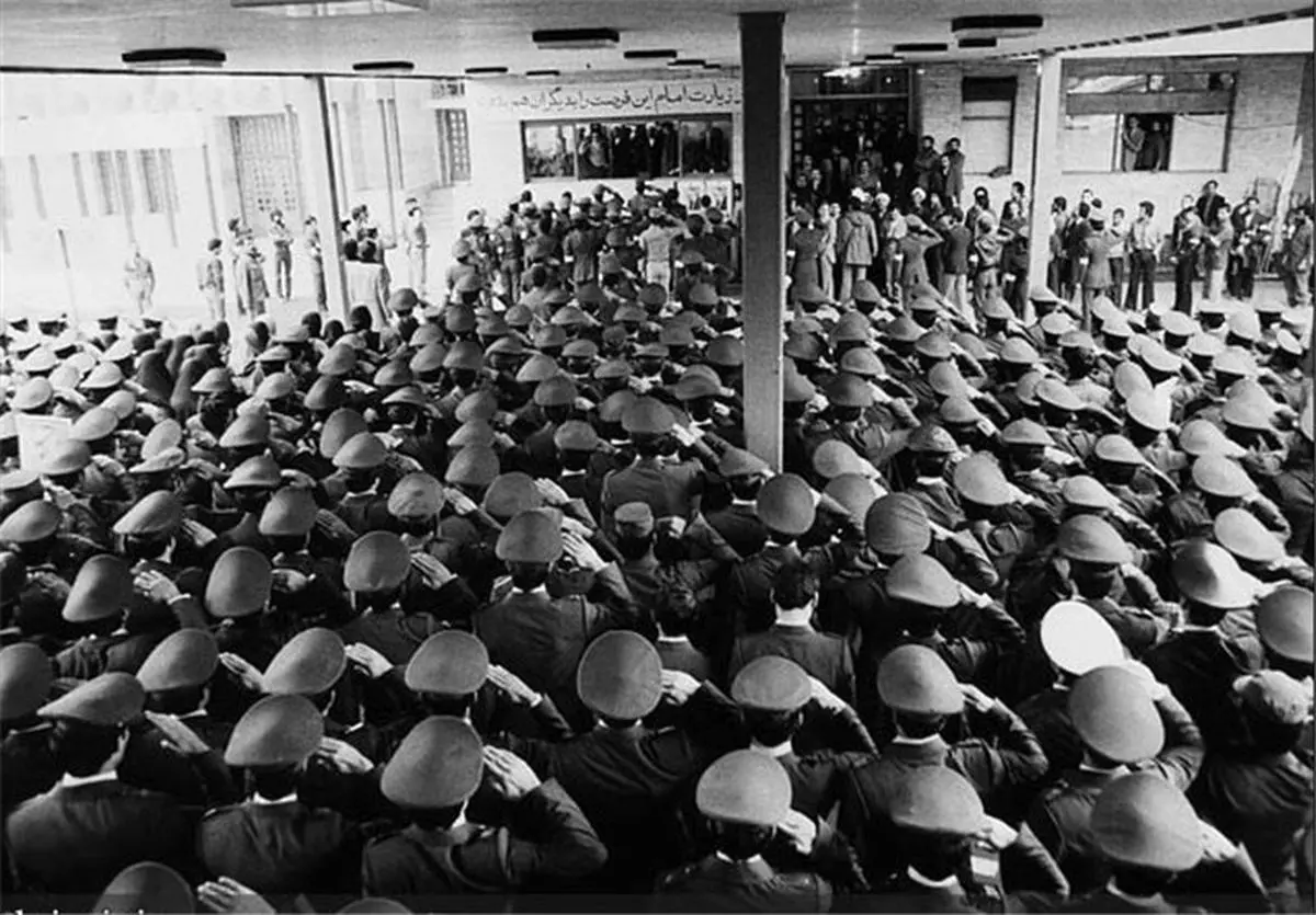 فیلم منتشر نشده ای از اجرای سرود توسط گروه موسیقی نیروی هوایی ارتش در محضر امام خمینی(س)