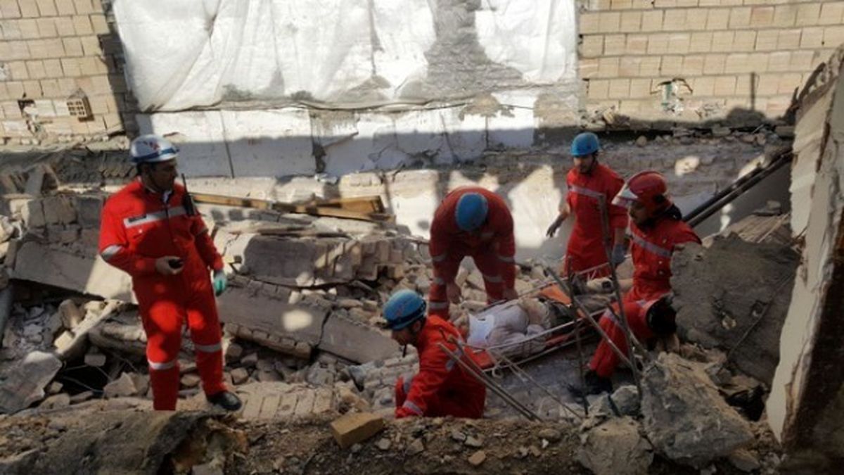 مصدوم شدن 2 کارگر به دلیل ریزش آوار