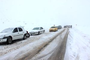 فیلم/ خودروهایی که از شب قبل در جاده سراوان به فومن در نزدیکی رشت در برف بیش از ۸۰ سانتیمتری گرفتار شده‌اند