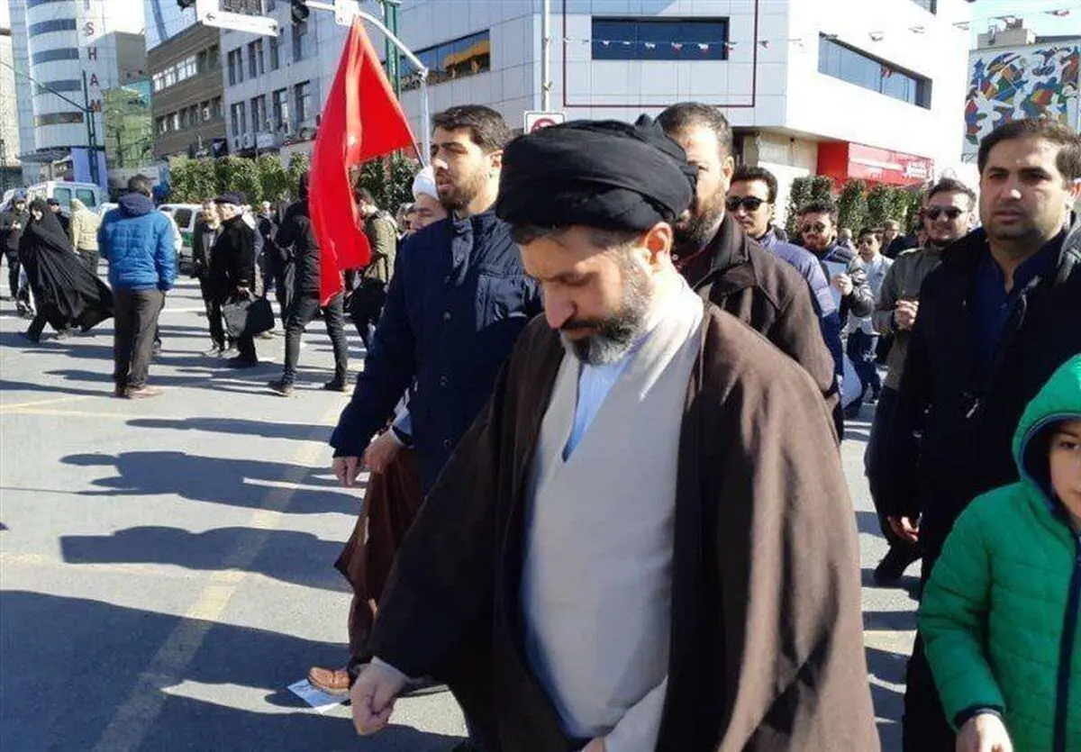 عکس/ حضور فرزندان رهبر معظم انقلاب در جمع راهپیمایان ۲۲ بهمن