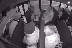 فیلم| لحظه چپ کردن اتوبوس مدرسه در اوهایو