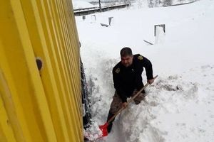 امدادرسانی ارتش به مردم گرفتار در برف و کولاک استان گیلان