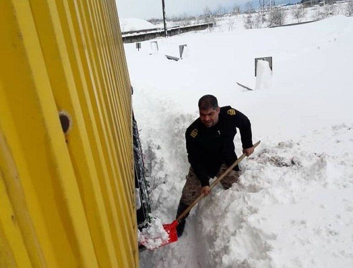 امدادرسانی ارتش به مردم گرفتار در برف و کولاک استان گیلان