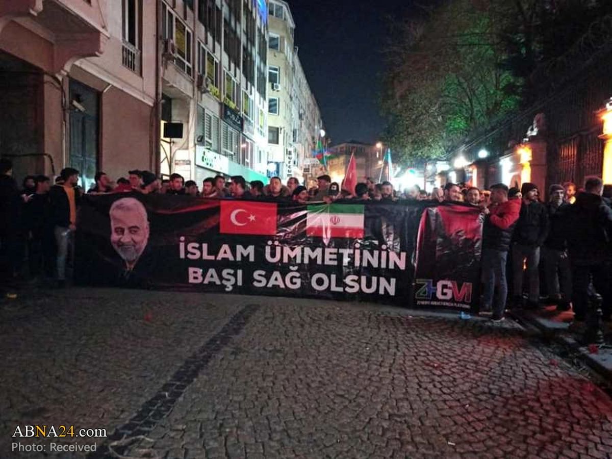 تجمع مردم ترکیه مقابل سرکنسولگری ایران در استانبول در محکومیت ترور سردار سلیمانی / عکس