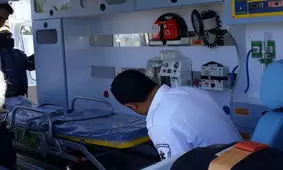 فیلم| بیمار از آمبولانس بیرون افتاد