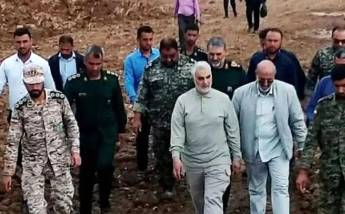 ماجرای بوسیدن دست یک پیرمرد سیل‌زده توسط سردار سلیمانی