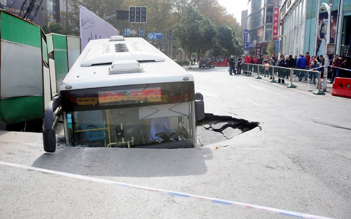 نشست زمین در چین یک اتوبوس را بلعید +فیلم