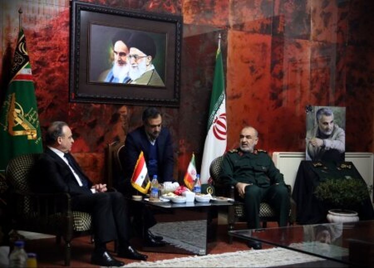 تا آخر کنار شما هستیم / میدان را ترک نمی کنیم تا تمامی دشمنان، سوریه را ترک کنند