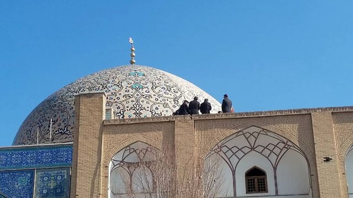 کارشناسان میراث در حال بررسی گنبد مسجد شیخ‌لطف‌الله