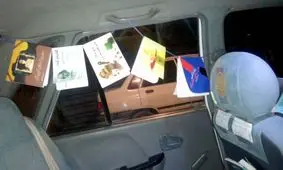 جوان خلاق ایلامی تاکسی خود را به کتابخانه سیار تبدیل کرد+عکس