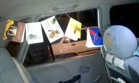 جوان خلاق ایلامی تاکسی خود را به کتابخانه سیار تبدیل کرد+عکس