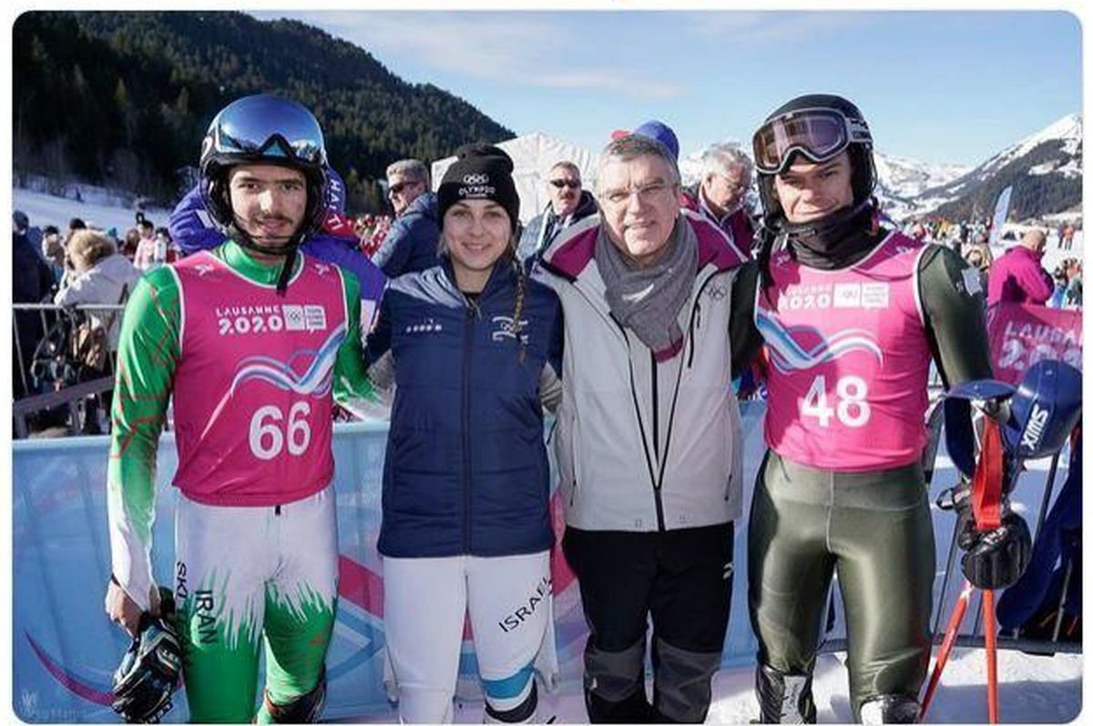 عکس یادگاری اسکی‌باز ایرانی، با ورزشکاران اسرائیلی و آمریکایی و با حضور رئیس کمیته بین‌المللی المپیک
