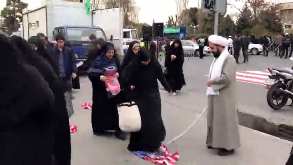 عكسالعمل نمازگزاران تهرانی نسبت به پرچم آمریکا / فیلم