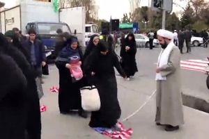 عكس‌العمل نمازگزاران تهرانی نسبت به پرچم آمریکا / فیلم