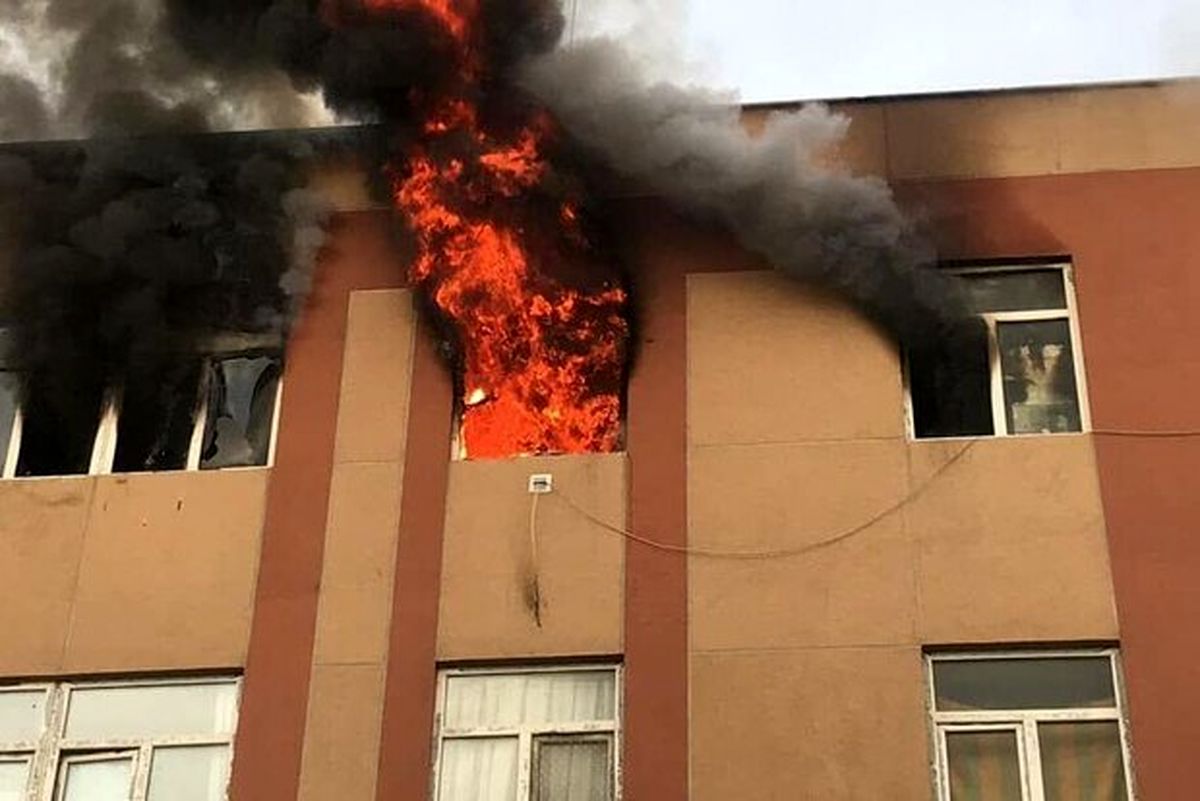 آتش‌سوزی در یک واحد مسکن مهر سمنان / سقوط یک زن از طبقه چهارم