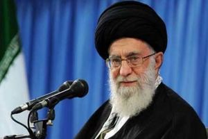 رهبر انقلاب در نماز جمعه تهران چه سلاحی در دست داشتند؟ + عکس
