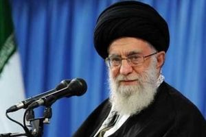 رهبر انقلاب در نماز جمعه تهران چه سلاحی در دست داشتند؟ + عکس