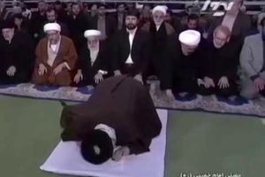 زودتر خارج شدن حسن روحانی از نماز جمعه امروز تهران / فیلم