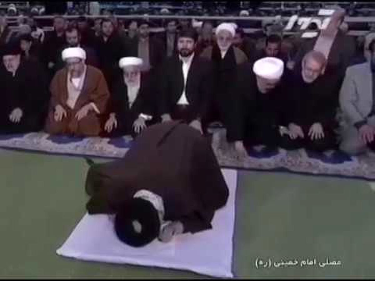 زودتر خارج شدن حسن روحانی از نماز جمعه امروز تهران / فیلم