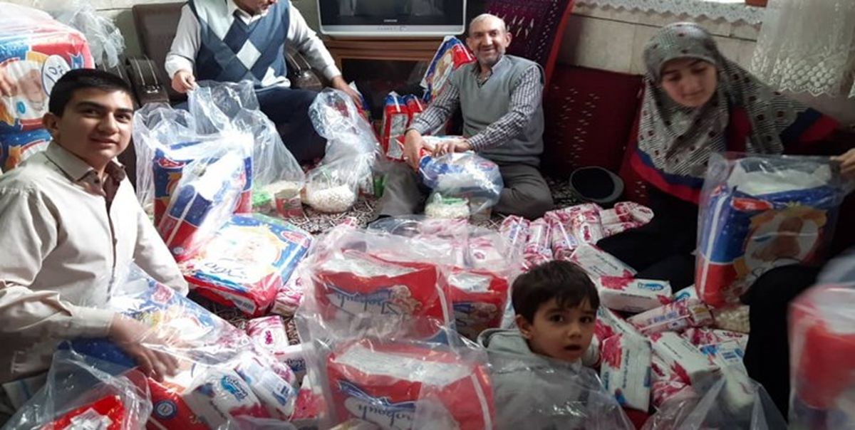 خبرخوب| جمعآوری و بستهبندی اقلام مورد نیاز هموطنان سیلزده توسط خانواده مشهدی