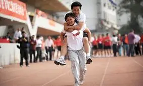 فهرست عجیب‌ترین مسابقات دنیا؛ از زورآزمایی با گوش تا پرتاب تلفن‌همراه!